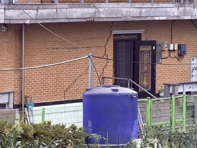 벽크랙 보수 전 외벽 균열 모습